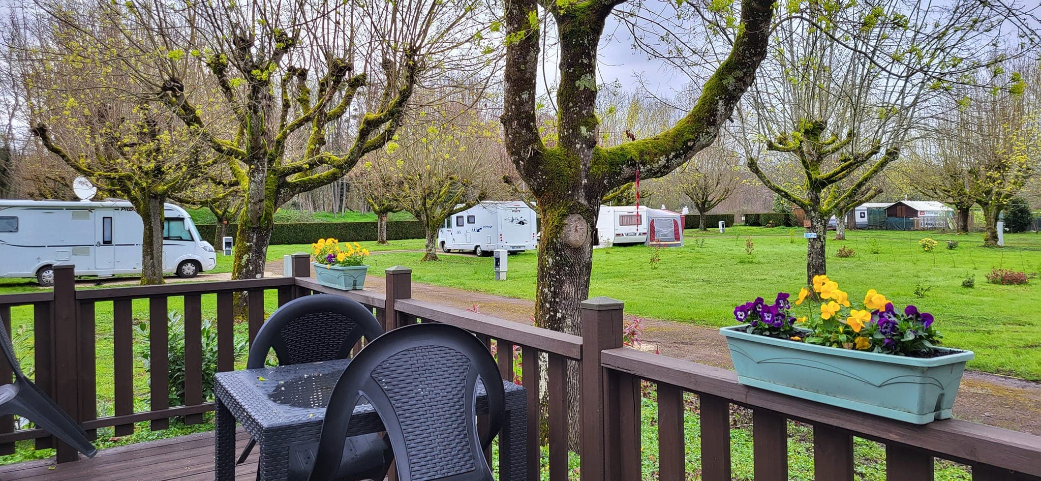 Vue panoramique du camping au coucher du soleil